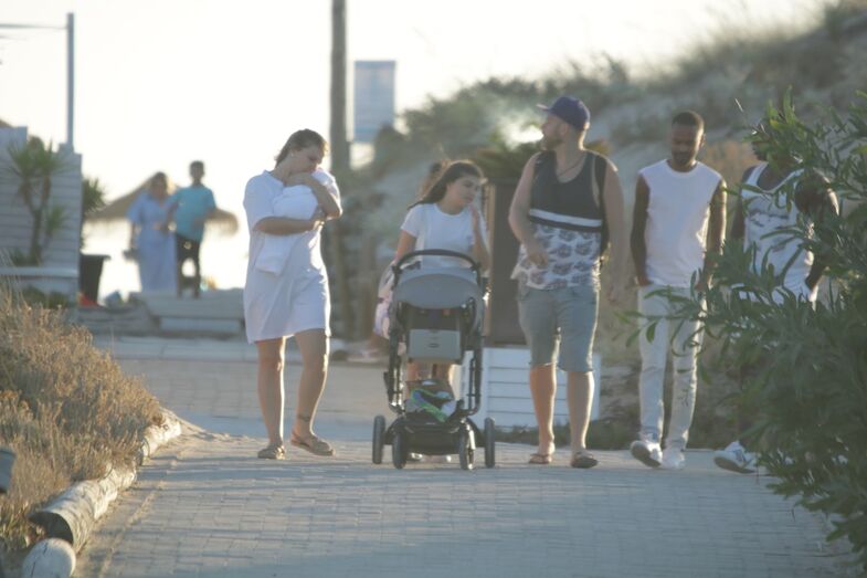 Romana e Santiago na praia com o filho