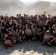 O cantor Shawn Mendes na praia