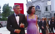 George e Amal Clooney na passadeira vermelha em Veneza