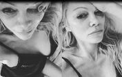 Pamela Anderson chora no adeus ao amigo Hugh Hefner