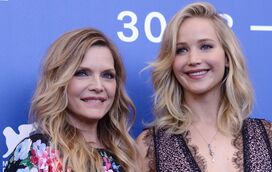 Michelle Pfeiffer e Jennifer Lawrence brilham em Veneza