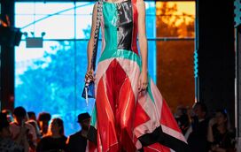 Diane von Furstenberg: franjas, lantejoulas e seda