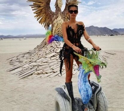 Modelos divertem-se no deserto com looks futuristas
