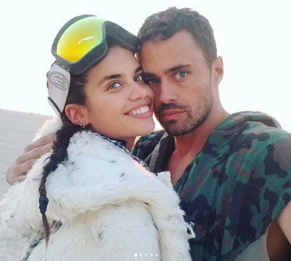 Sara Sampaio exibe os atributos em foto muito ousada com o namorado