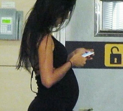 Georgina exibe 'barrigão' no aeroporto de Ibiza com Cristianinho