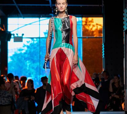 Diane von Furstenberg: franjas, lantejoulas e seda