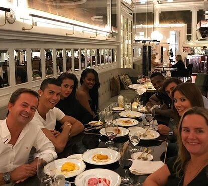 Cristiano Ronaldo e Georgina mostram-se em restaurante de luxo em Lisboa