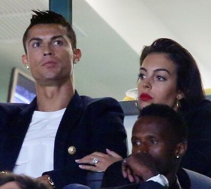 Com o rabo à mostra, mão marota de Georgina em Cristiano Ronaldo (deitados na cama) não passa despercebida
