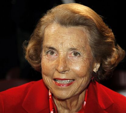 O colecionador de idosas milionárias. Amigo especial da mulher mais rica de França (e muitas outras celebridades) deixa o esconderijo e prepara-se para fazer sangue...