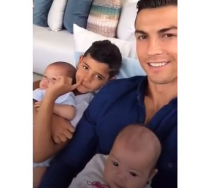 Ronaldo 'namora' Sporting no dia que se mostra feliz ao lado dos três filhos