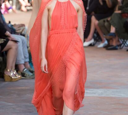 Alberta Ferretti de volta às origens