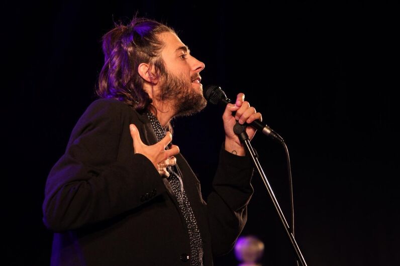 As imagens exclusivas da namorada e da mãe de Salvador Sobral à porta do hospital