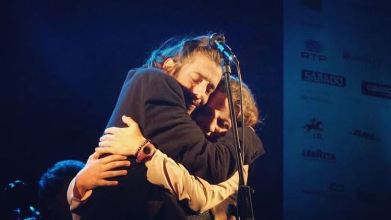 As imagens exclusivas da namorada e da mãe de Salvador Sobral à porta do hospital