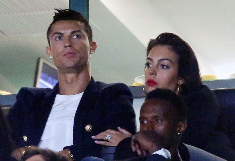 Durante a passagem por Lisboa, Georgina Rodríguez exibiu um enorme anel de diamantes, sinal que terá sido pedida em casamento por Ronaldo