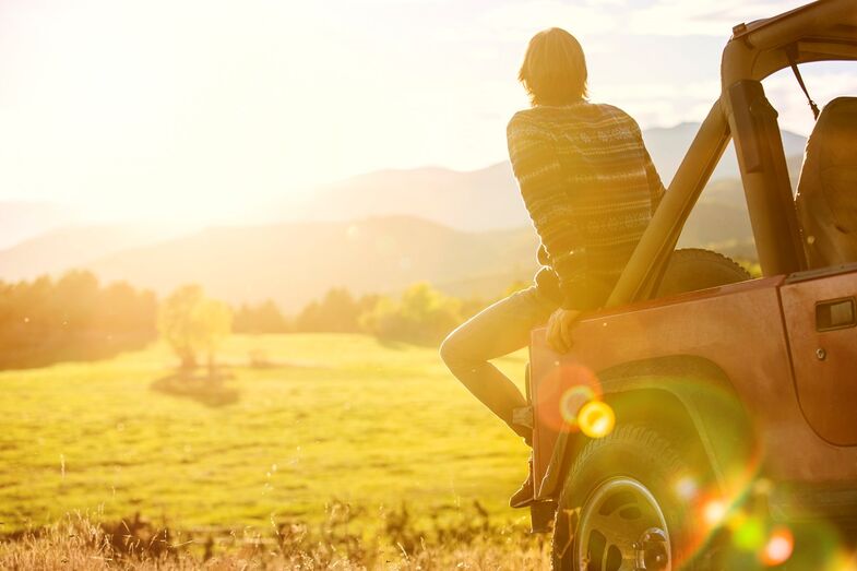 Homem ao sol, ar livre, campo, aventura, homem