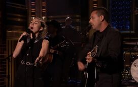 Miley Cyrus e Adam Sandler prestam homenagem às vítimas de Las Vegas