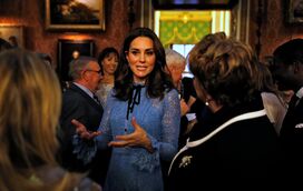 Kate reaparece sorridente com vestido de 900 euros após 6 semanas de repouso forçado 