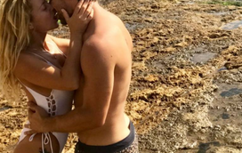 Bárbara Norton de Matos e Ricardo Areiras ousados na praia
