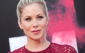 Atriz Christina Applegate faz cirurgia radical para evitar cancro