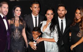 Looks de grávidas disputaram atenções na passadeira verde da FIFA