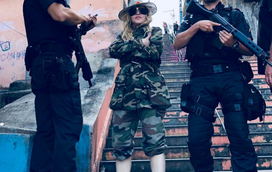 Longe de Portugal, Madonna diverte-se como a rainha das favelas do Rio de Janeiro