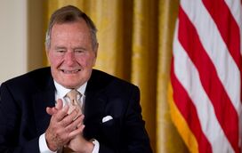 O velhinho George Bush apalpou rabo de atriz. Ex-presidente já pediu desculpas