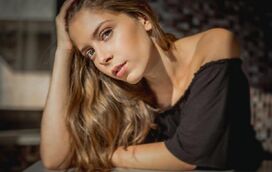 Aos 18 anos, a filha de Tony Carreira não larga carteira de 1790 euros