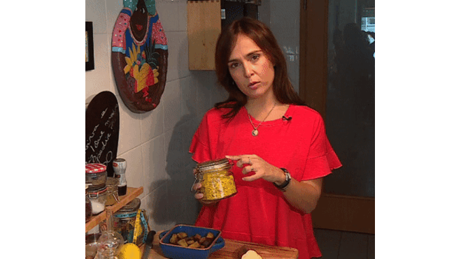 Ana Ni Ribeiro prepara uma salada rica em vitaminas antioxidantes