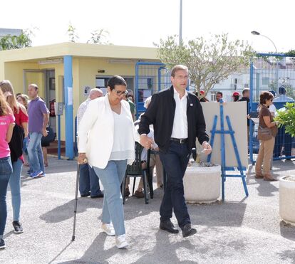 Mulher de Passos Coelho esforça-se para sair de casa em dia de eleições