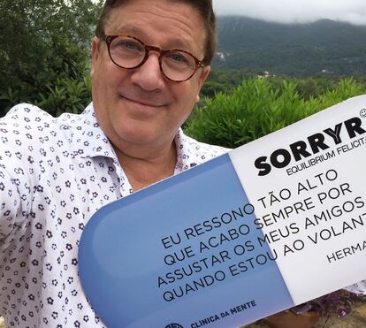 Rodrigo Guedes de Carvalho adota cadela que tinha sido resgatada e estava num estado deplorável 