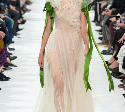 Valentino leva fantasia a Paris