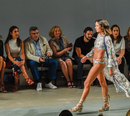 Sara Salgado arrasa a desfilar de biquíni sob o olhar do namorado