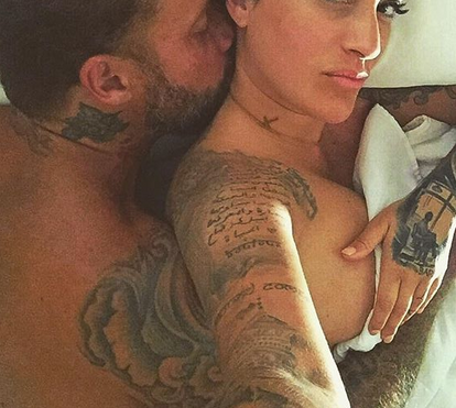 Ex de Ana Malhoa e namorada despem-se para o Natal e chocam com fotos ousadas