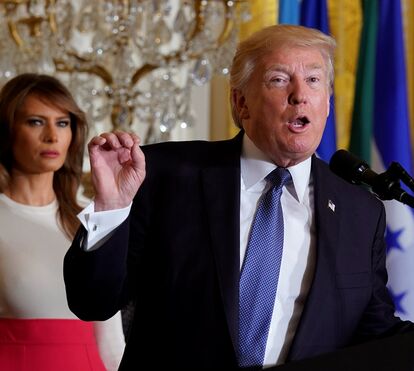 Atributos de Melania Trump em destaque... por causa de blusa branca