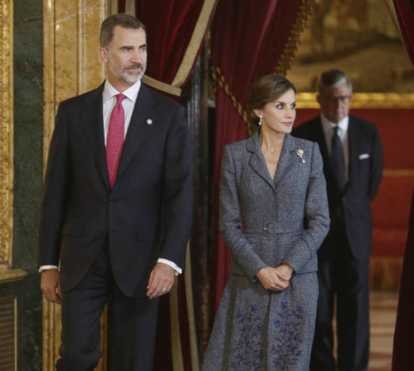Felipe e Letizia de Espanha desejam Boas Festas com fotografia em família 