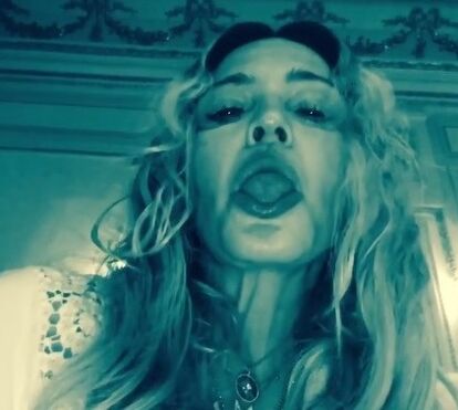 Madonna apanhada a viajar de Londres para Lisboa... em classe económica!
