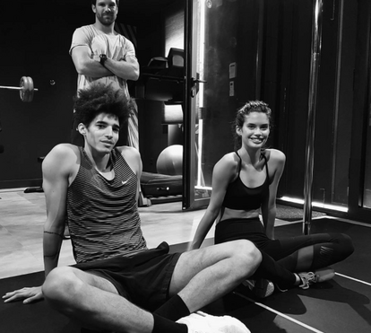 Em Portugal para casamento, Sara Sampaio derrete-se com a sobrinha