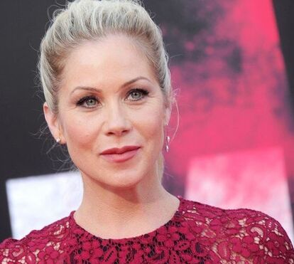Atriz Christina Applegate faz cirurgia radical para evitar cancro
