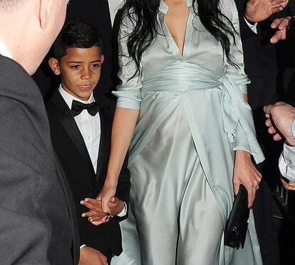 Ups! Angelina Jolie copia look de Georgina Rodríguez. A quem fica melhor?