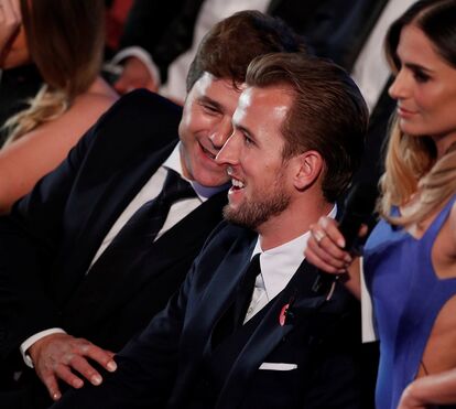 Conheça a beldade que apresentou os prémios da FIFA... e evitou um desastre com o vestido