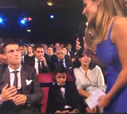 Layla Anna-Lee tem problema com vestido em frente a Cristiano Ronaldo