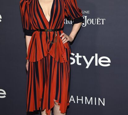 Desfile de celebridades na passadeira negra dos InStyle Awards