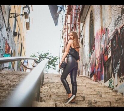 Sara Carreira não larga a sua 'it bag' da YSL...