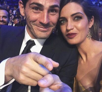 Enquanto Iker Casillas tenta defender-se de uma modelo de conteúdos para adultos, Sara Carbonero surge com novo amor