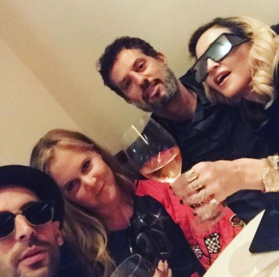 Guy Oseary com Madonna e Amy Shumer