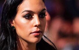 Georgina emocionada com crianças abandonadas