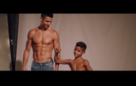 CR7 e Cristianinho criam linha de roupa infantil