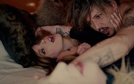 Johnny Depp em "ménage à trois" no novo videoclipe de Marilyn Manson