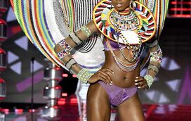 Maria Borges mostra corpo de cortar a respiração no desfile da Victoria's Secret 