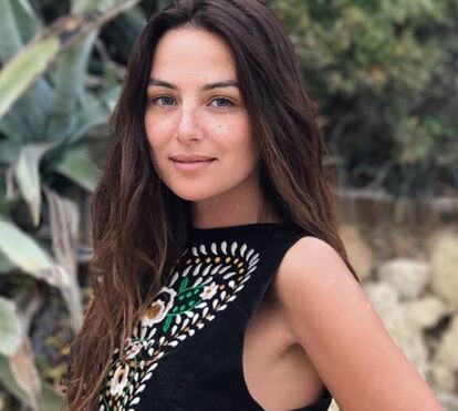 Helena Coelho mostra-se toda nua deitada na cama